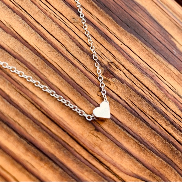 Heart ♡ GOLD - Minimalist Necklace - Picture 2 of 4